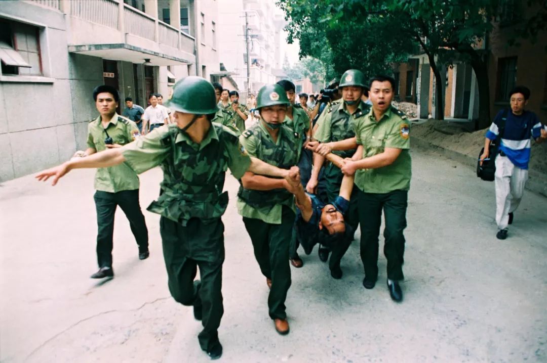 用镜头对准法子英枪口的警察摄影家