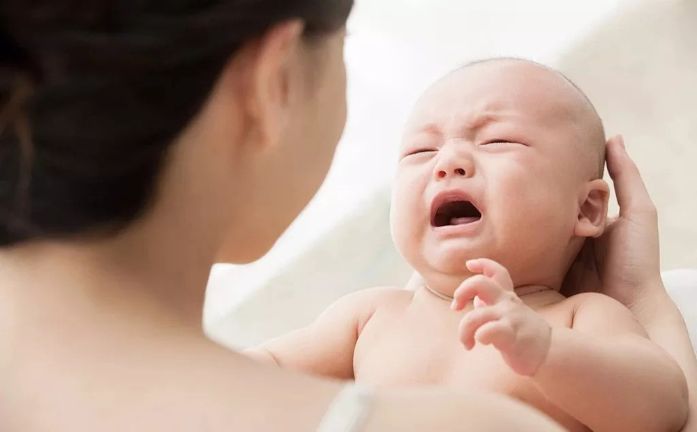 宝宝困了总是揉眼睛怎么回事,婴儿困到反复揉眼却哄不睡着