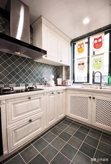 侧吸油烟机被吊柜挡住,油烟机排烟管吊柜遮挡