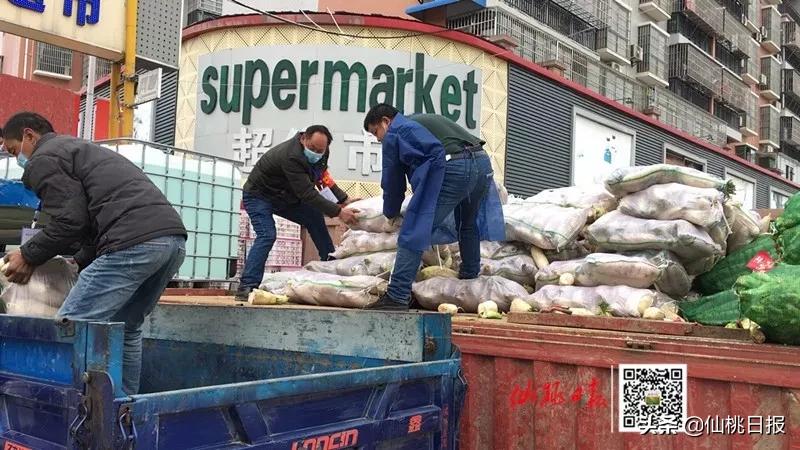 向仙桃这群人竖起大拇指,他们当起了“跑腿员”“联络员”“服务员”……