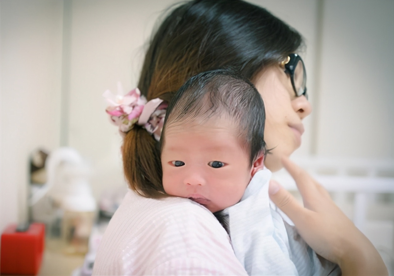 新生儿吐奶怎么办最有效的方法,新生儿吐奶怎么处理最有效