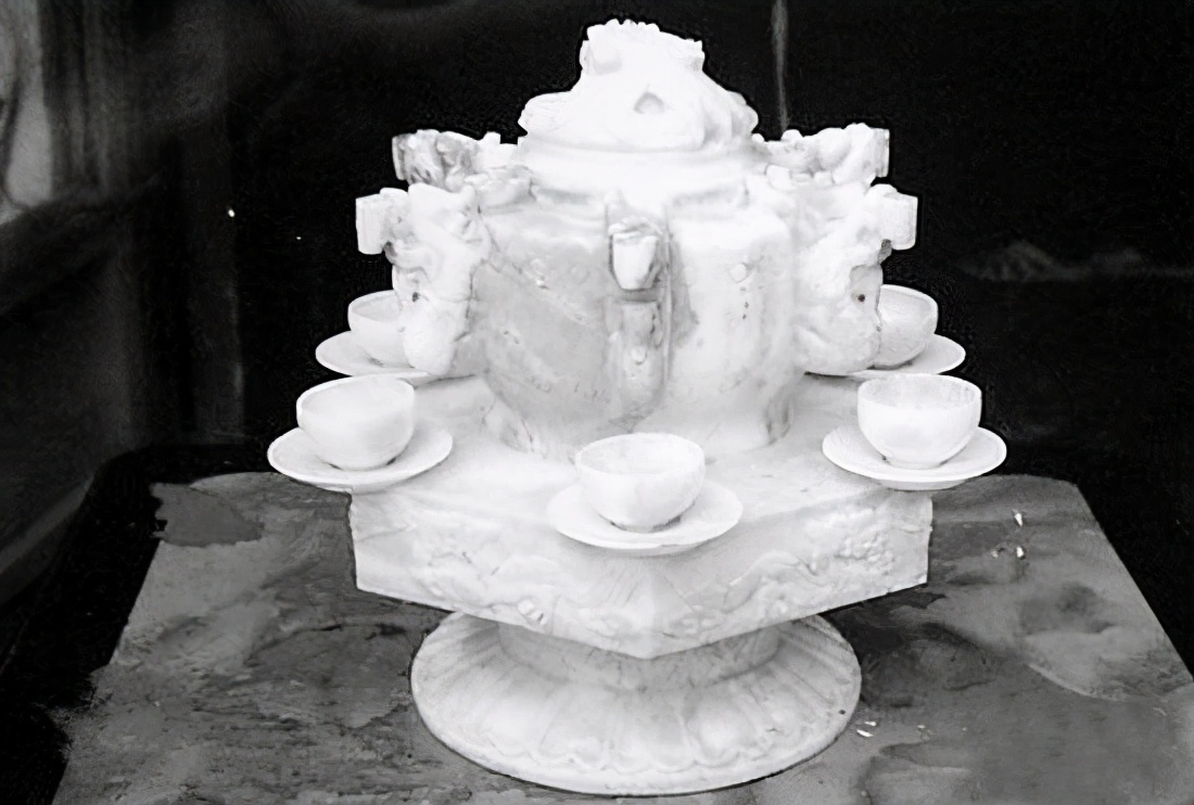 宴会上，国宝九龙杯失窃，周恩来只用一招，让外宾主动上交