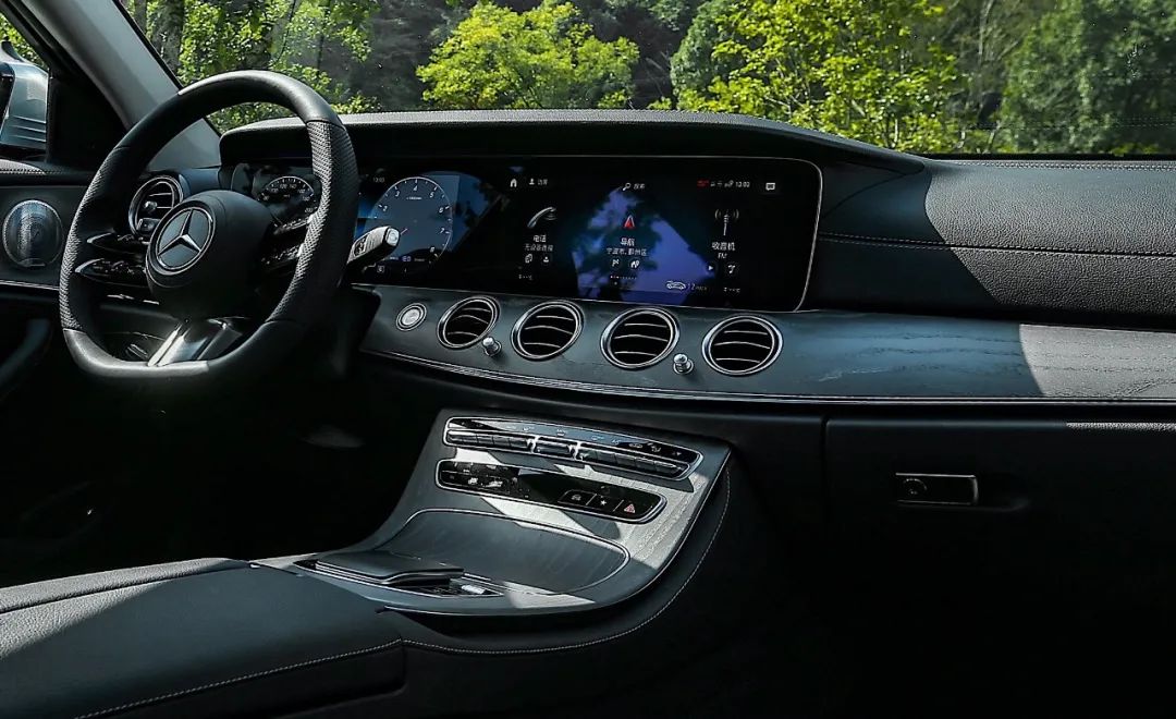 大气豪华的风格新款奔驰e级实车,奔驰e级2022款300l运动豪华