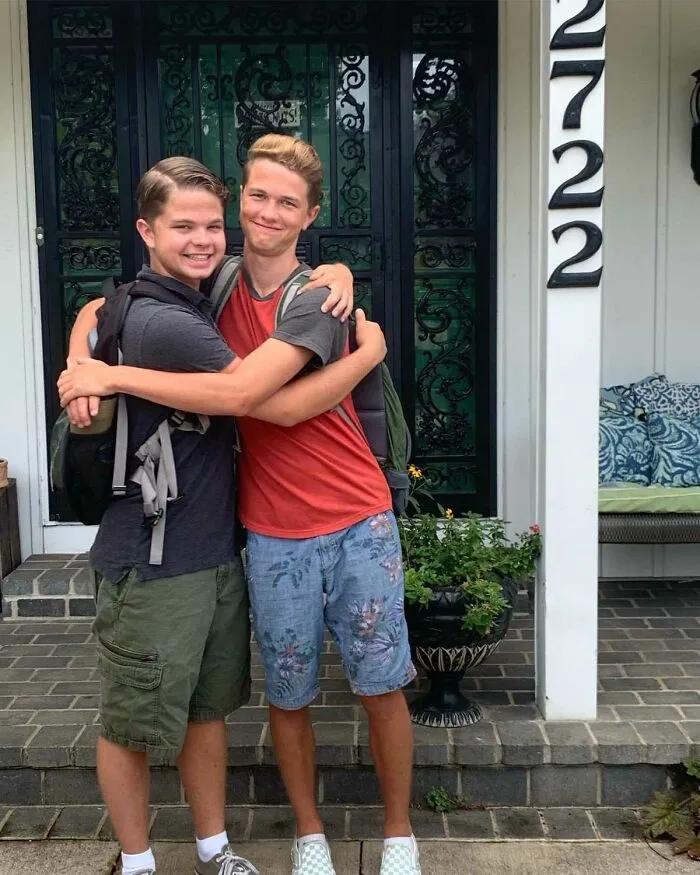 两名男高中生因随身携带姨妈巾走红网络，网友：他们有个好妈妈