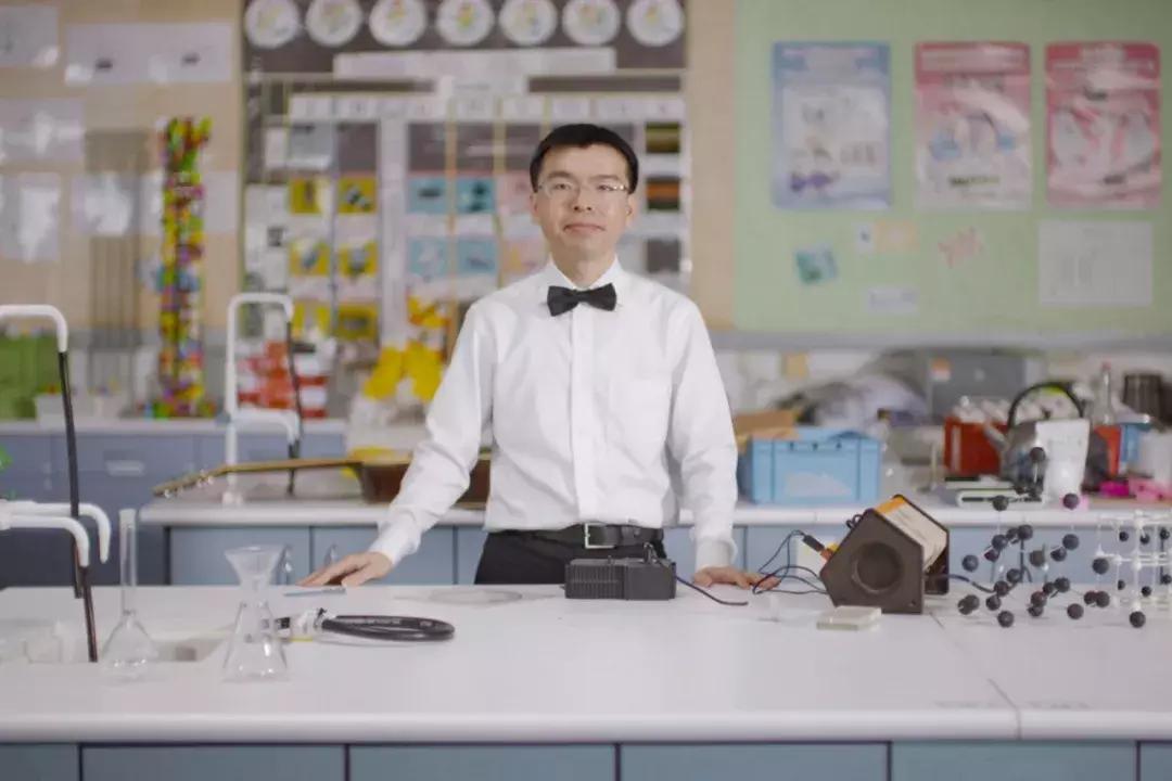 物理老师爆红,史上最潮物理老师