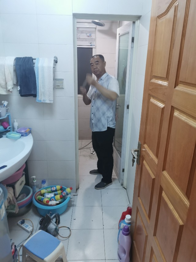 自己动手旧墙面翻新粉刷,自己粉刷旧房子全过程