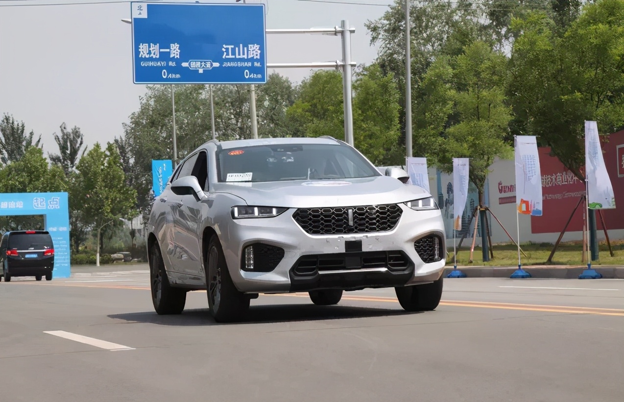 红绿灯坏了过路口扣分吗,遇到路口红绿灯坏了该怎么走呢