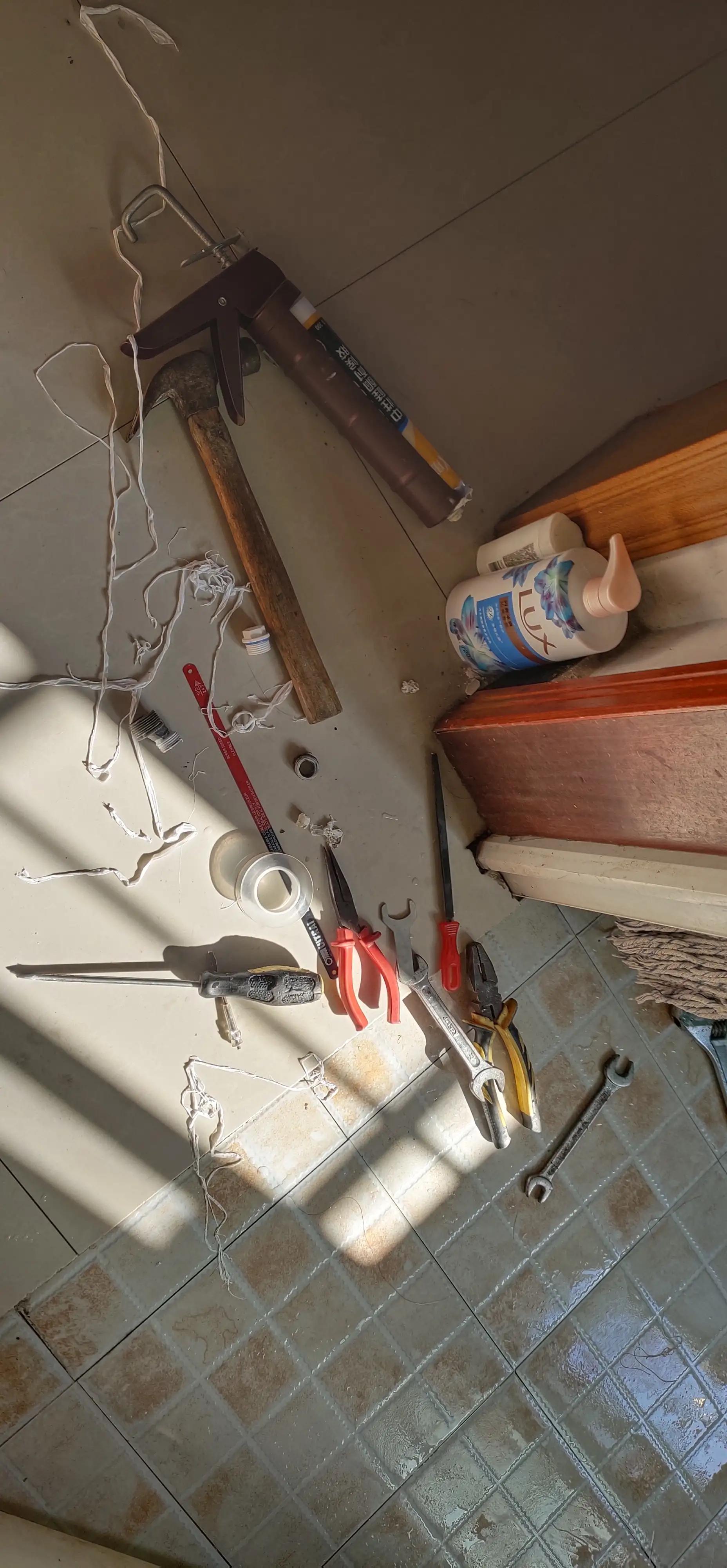 浴室水龙头断了怎么堵,浴室水龙头断在里面怎么办