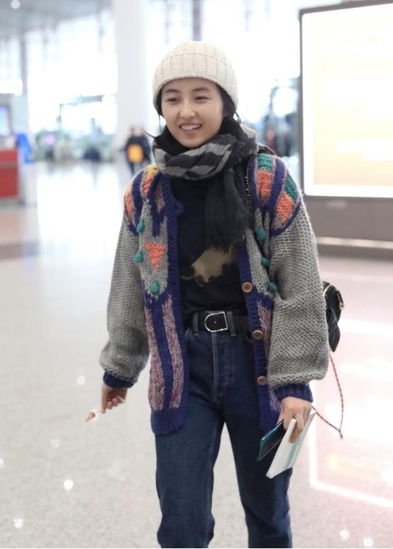 冬天带帽中长款针织开衫怎么搭配,针织开衫保暖又好穿女人味十足