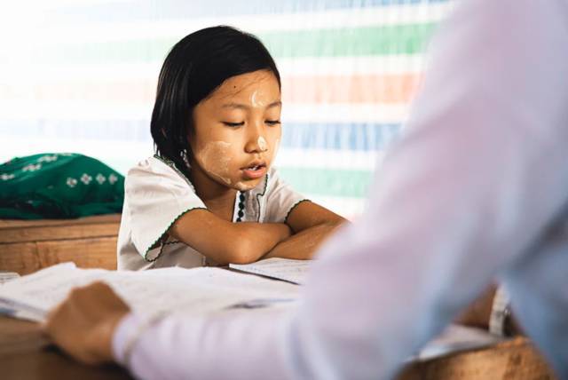 “妈妈，同桌总是摸我”，妈妈机智的应对，挽救了女儿的人生