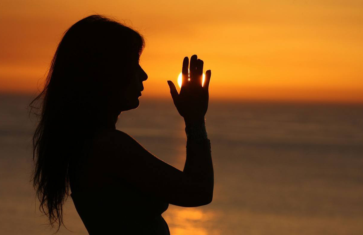 靠吸食他人能量存活的人,靠呼吸维持生命