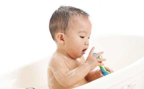 新生儿宝宝红屁股怎么处理最有效,新生儿宝宝红屁股擦什么药好得快