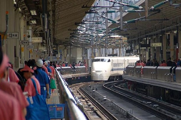 日本新干线用的是什么轨道,日本新干线是什么样子