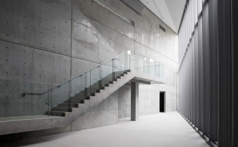 水泥自流平做环氧地坪施工方案,彩色水泥自流平设计