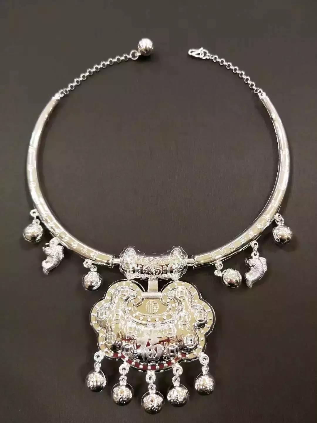 银饰和黄金首饰哪个戴上好看,穿金又戴银下一句