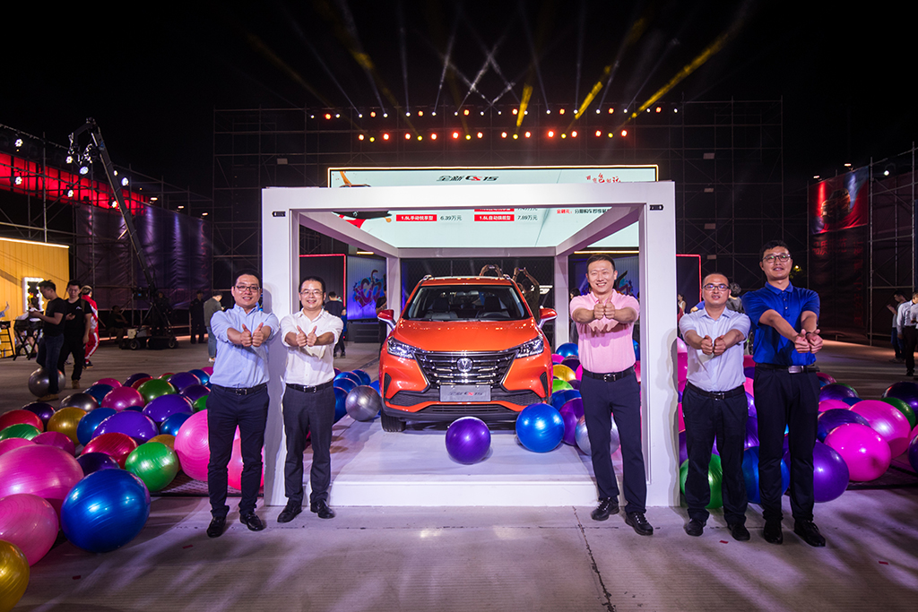 亮彩系列,亮橘色国产suv