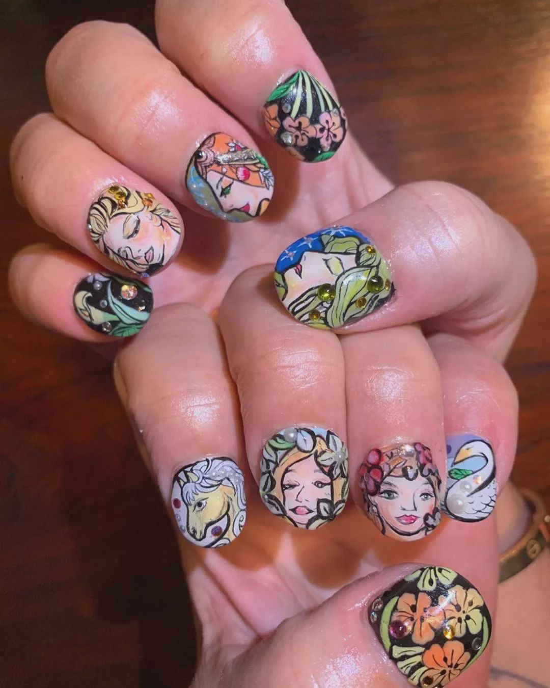 marcjacobs是哪个品牌设计师,marcjacobs设计师蓝色脖饰