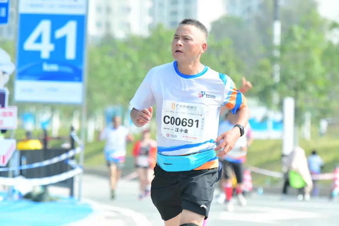 56岁老人跑步10年战胜癌症,他靠跑步走出人生低谷