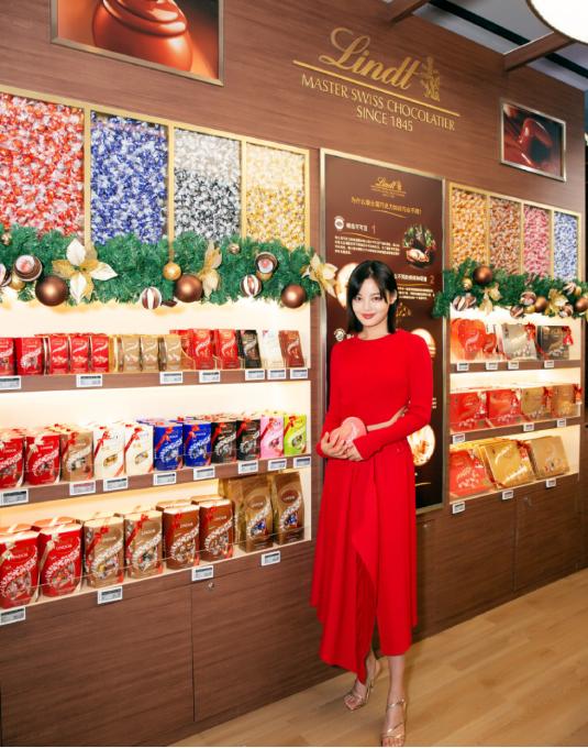 辛芷蕾中分休闲装参加活动,辛芷蕾大秀