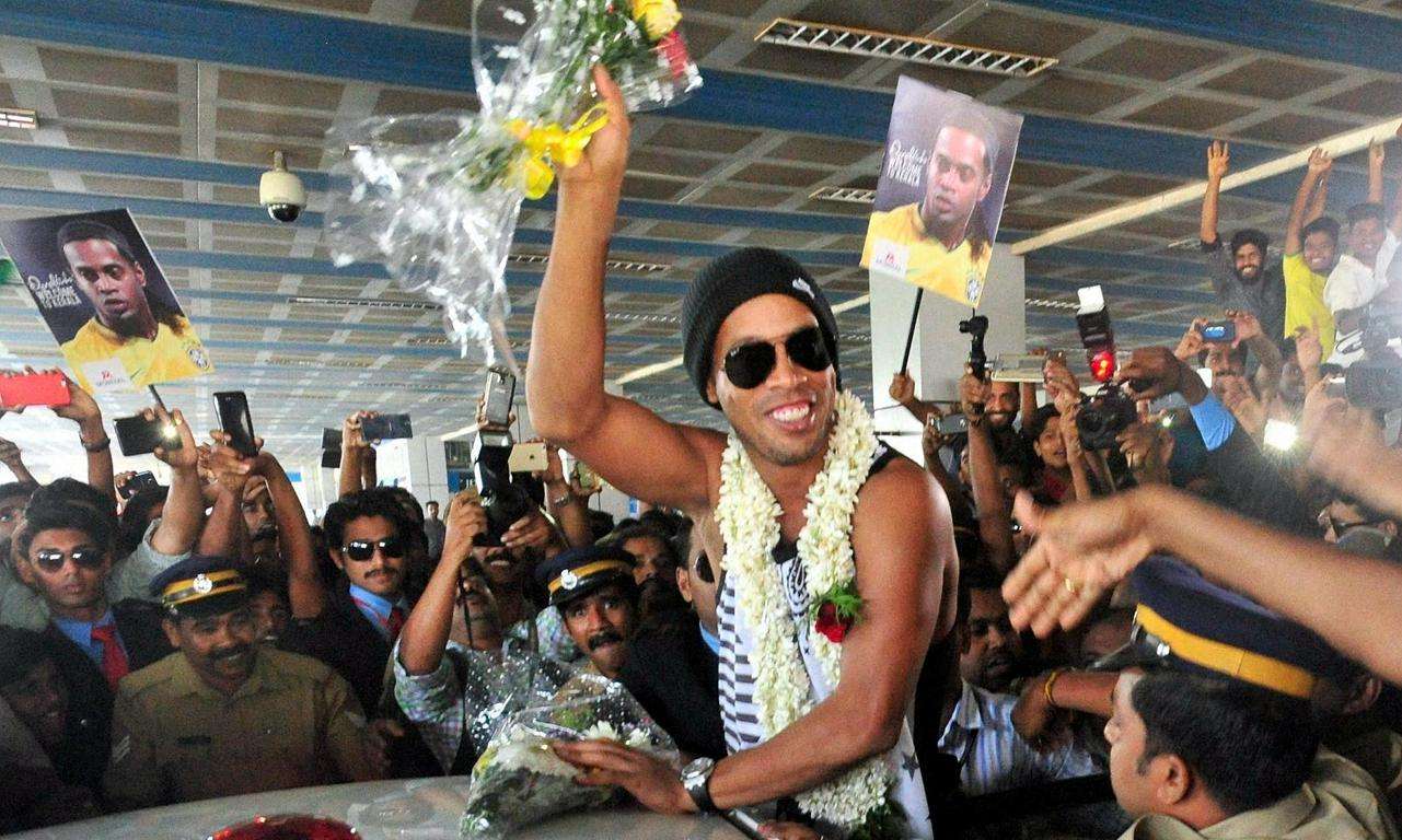 小罗因伪造护照被捕比赛,小罗假护照上大罗照片