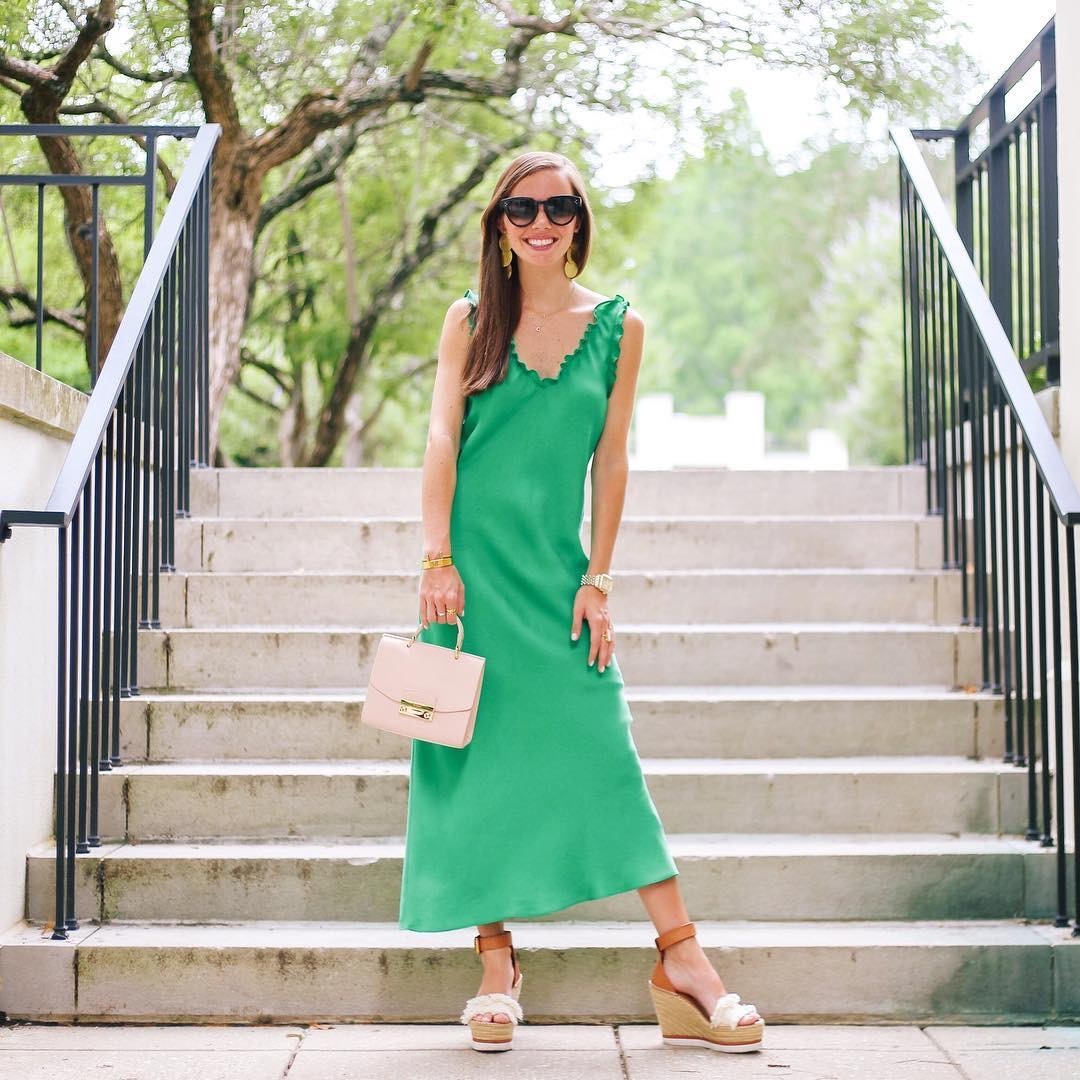 绿色连衣裙搭配什么颜色好看,绿色连衣裙搭配什么颜色上衣