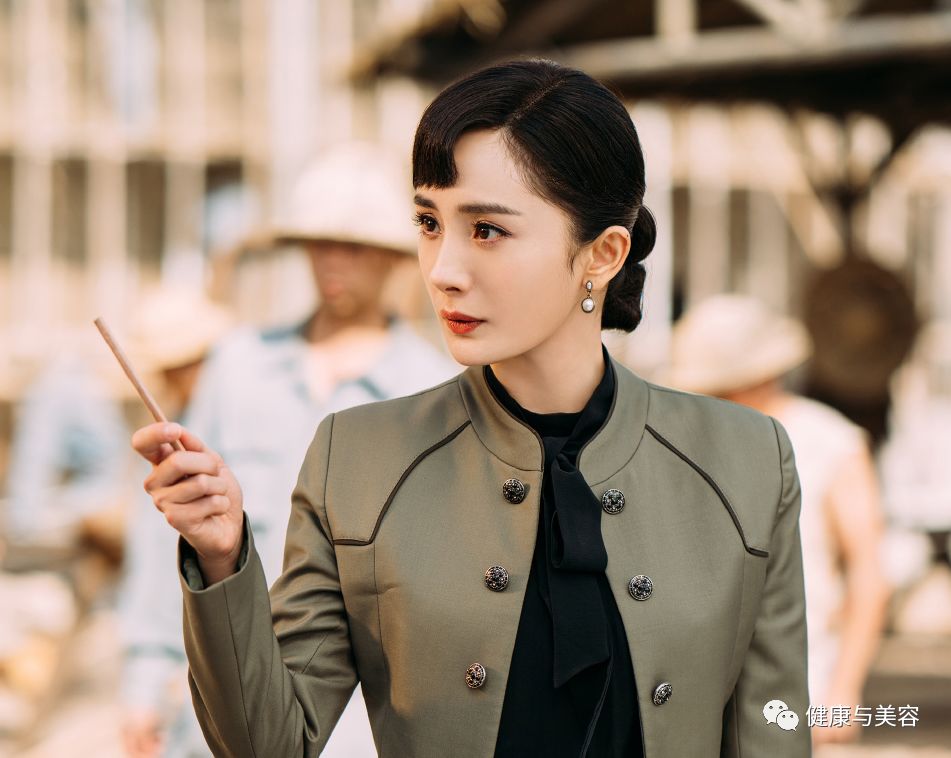 杨幂脸型适合什么发型,杨幂空气刘海发型图片大全