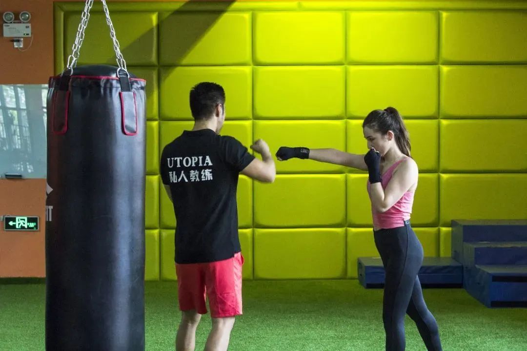 这姑娘月薪8K，*款贷**60W区去健身？