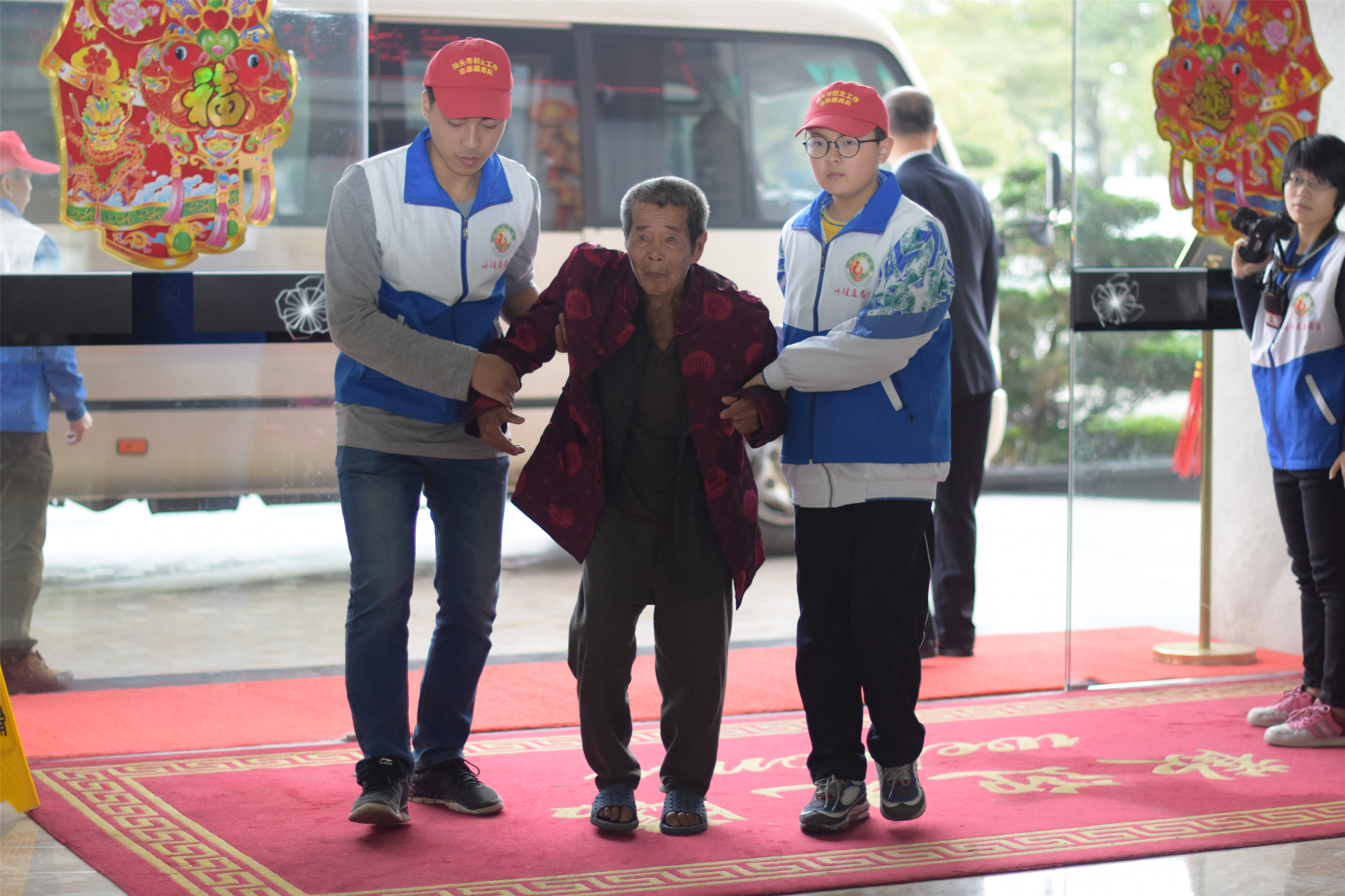 龙湖区第八个善待鳏寡百叟宴今举行铂晶大酒店多年资助大爱奉献