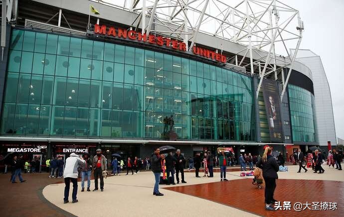 c罗和贝克汉姆谁在曼联地位高,弗格森与c罗和鲁尼贝克汉姆