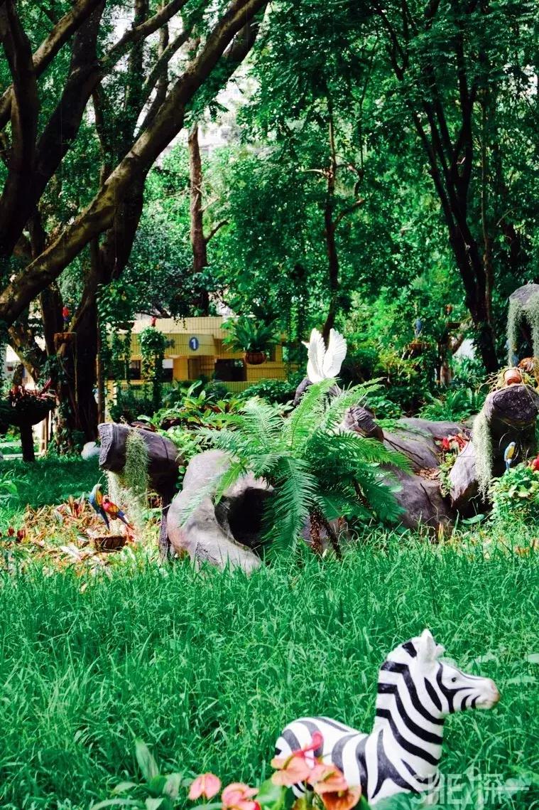 这里是东方世界,这里是东门英语怎么说