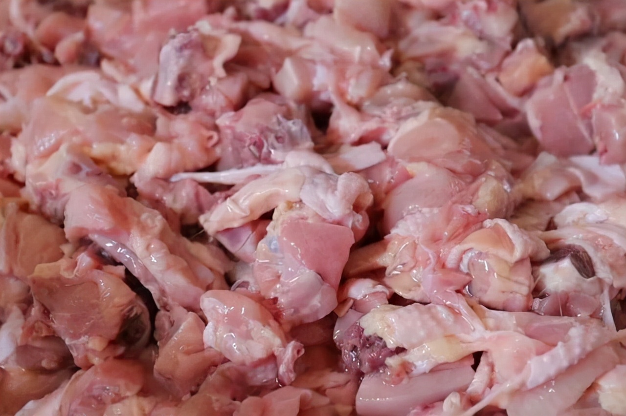 河南小伙自创火爆小吃，24种秘制配料，一天200斤收入4000多元