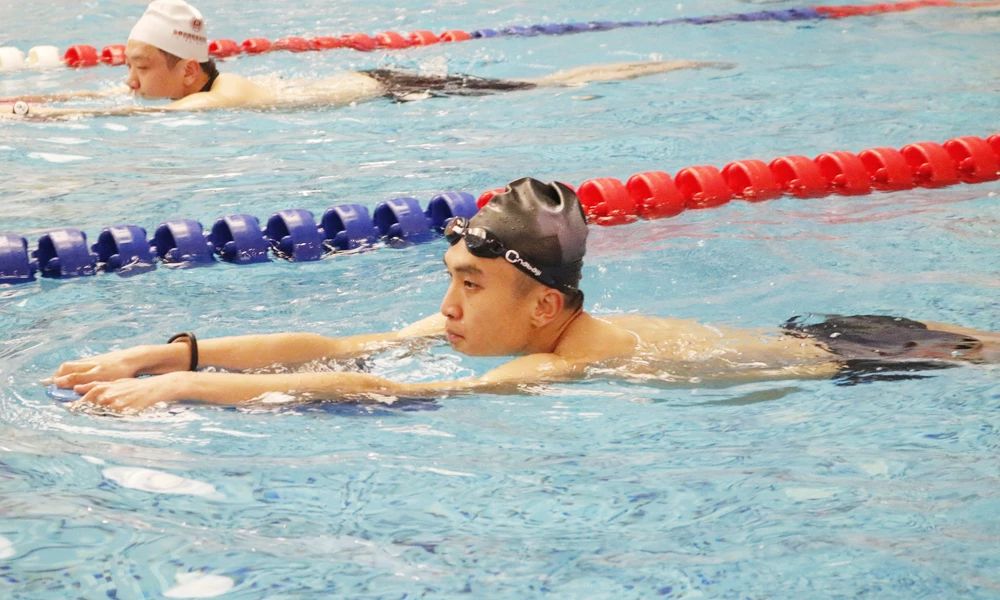 游泳平躺不下沉技巧,初学游泳换气不下沉的技巧