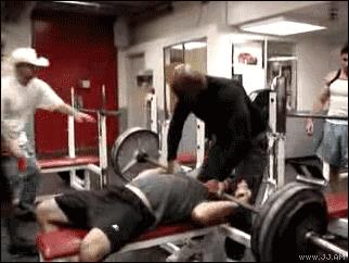 男子被120公斤杠铃压脖死亡后续,140斤杠铃砸中小伙胸部