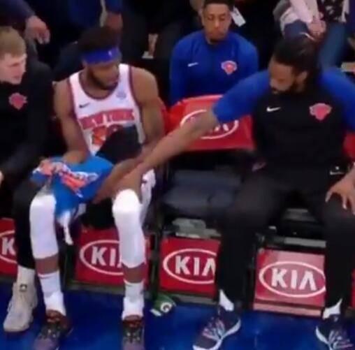 逗比!尼克斯两位2米1黑大汉替补席互掐大腿小乔丹熊二本尊无疑