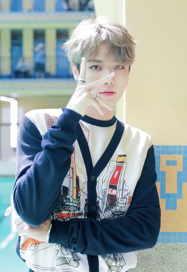 王一博肖战的日常穿搭你更pick谁,王一博穿牛仔上衣与肖战同框视频