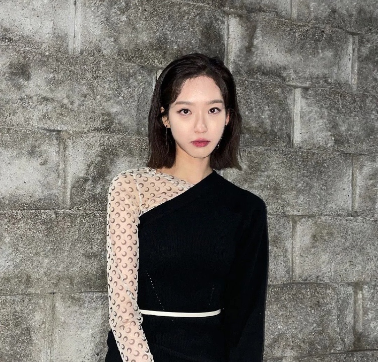 看了《顶楼2》,又发现一个“疯批美人”衣品开挂,每套都超想要