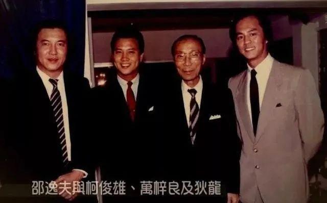 排场这么大、敢抢寿星名导的风头？拒绝与周星驰和解的他有何底气