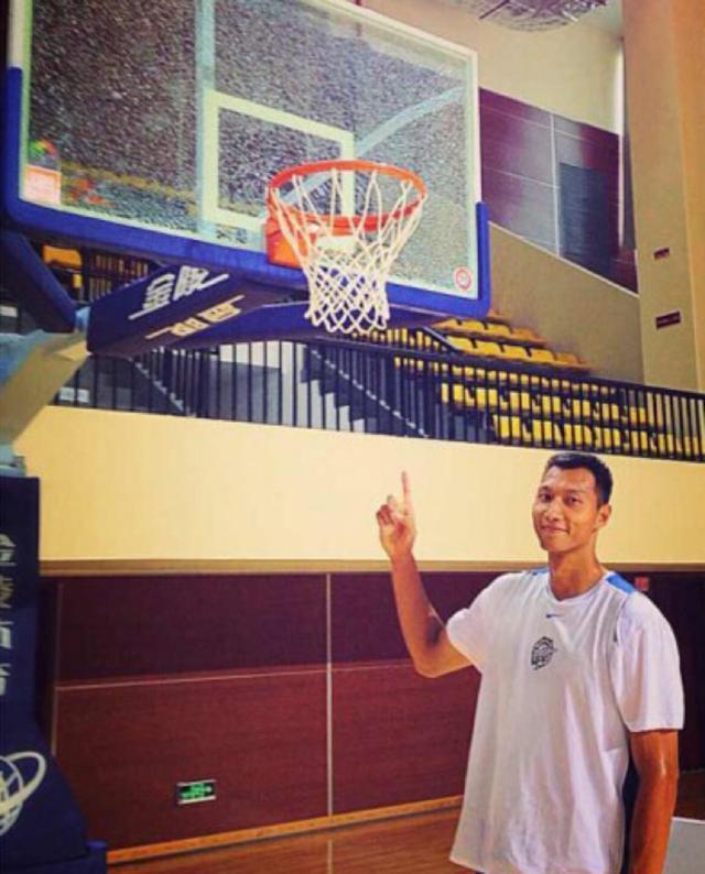 NBA有多少人曾扣碎篮板？奥胖不仅扣碎还拉倒篮架，一国人也做到