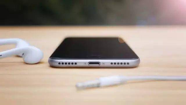 耳机孔不好使可以用充电孔吗,耳机单孔和充电孔可以互用吗