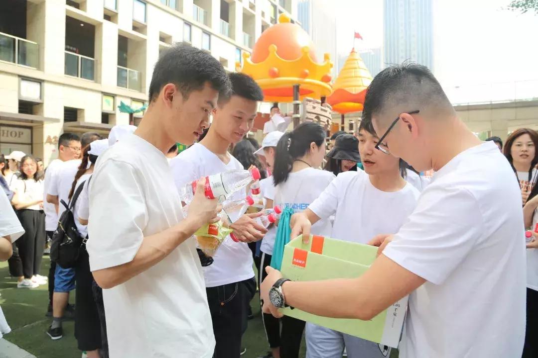 好老师教育“风雨同行十五载，携手并肩再奋进”主题拉练活动启动