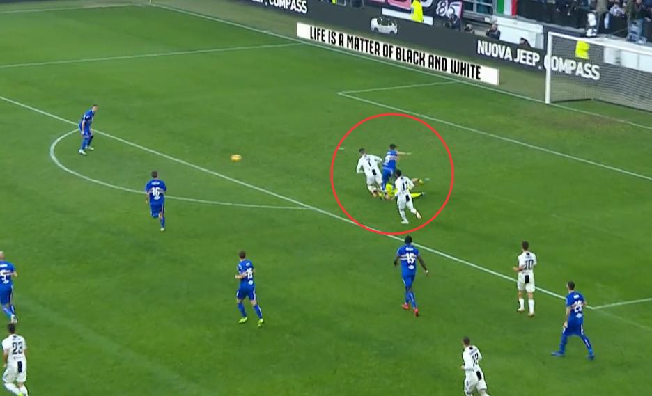 三人相撞,C罗不惧受伤,这样一个“硬汉”C罗,依然让人又爱又恨