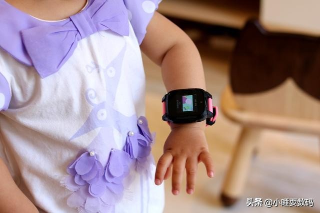 除了视频电话，还能提高孩子英语口语能力，搜狗糖猫儿童手表JOY2