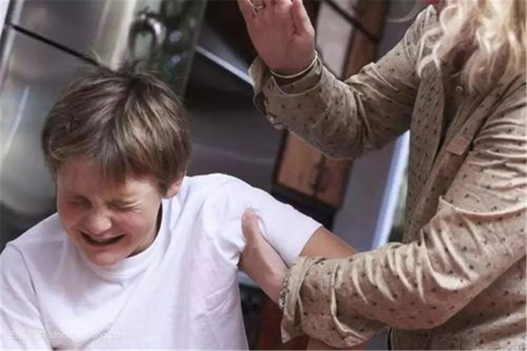 孩子脾气暴躁家长不要以暴制暴,孩子发脾气以暴易暴