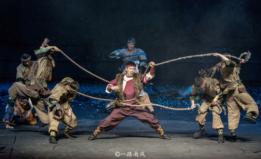 美女介绍丽江千古情景区,丽江千古情景区人多吗