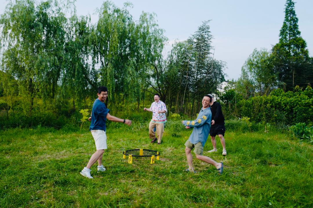 露营这阵风刮得太猛了,组团睡野地到底爽在哪里?