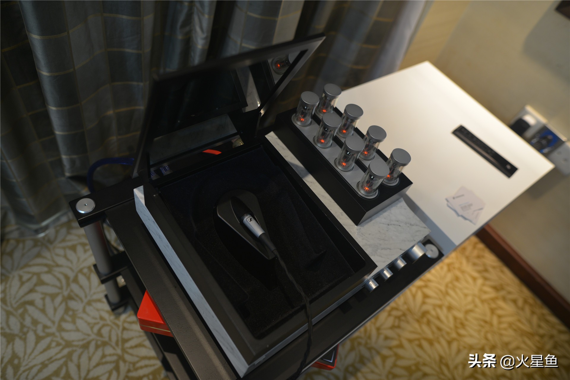 朋友买了个耳机,朋友买了一个声卡耳机