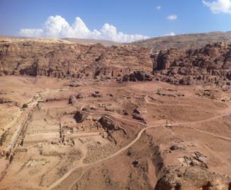 沙漠里巨大的遗迹,沙漠里的古老建筑物