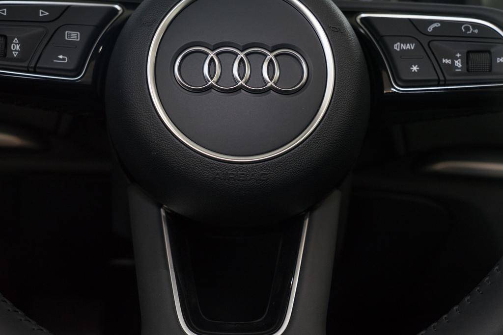 标配2.0T+7速双离合，进口奥迪紧凑敞篷没触控，靠颜值卖车？