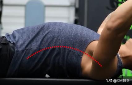 杠铃卧推左肩膀痛怎么恢复,杠铃卧推肩部疼需要继续练吗