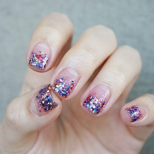 万能的亮片美甲不仅让你的指尖更出众，还会让你拥有好心情哦！